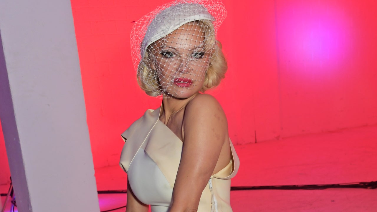 Pamela Anderson Marries Movie Mogul Jon Peters in Secret Ceremony – The  Hollywood Reporter