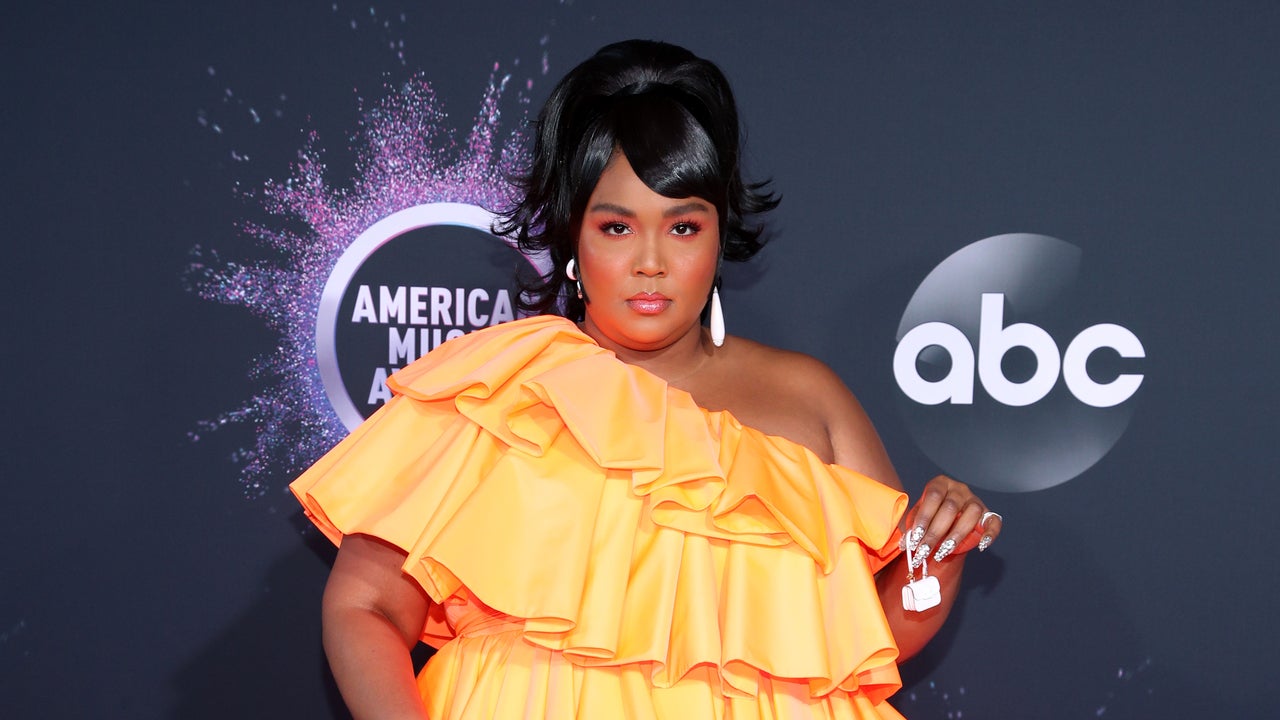 AMAs 2019 - Lizzo Brings Tiny Valentino Bag To AMAs Red Carpet