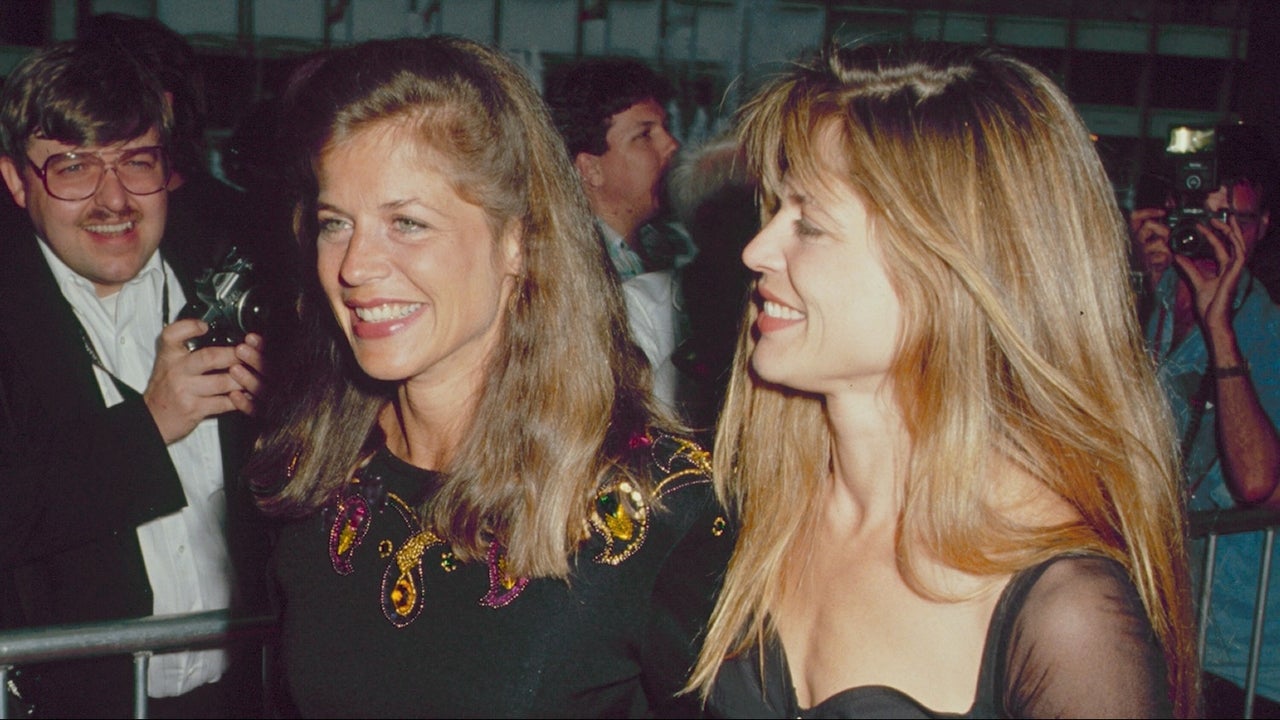 Actress Linda Hamilton and twin sister Leslie Hamilton attending the premiere of 'Terminator 2' on July 1, 1991 at Cineplex Odeon Cinema in Century City, California. 