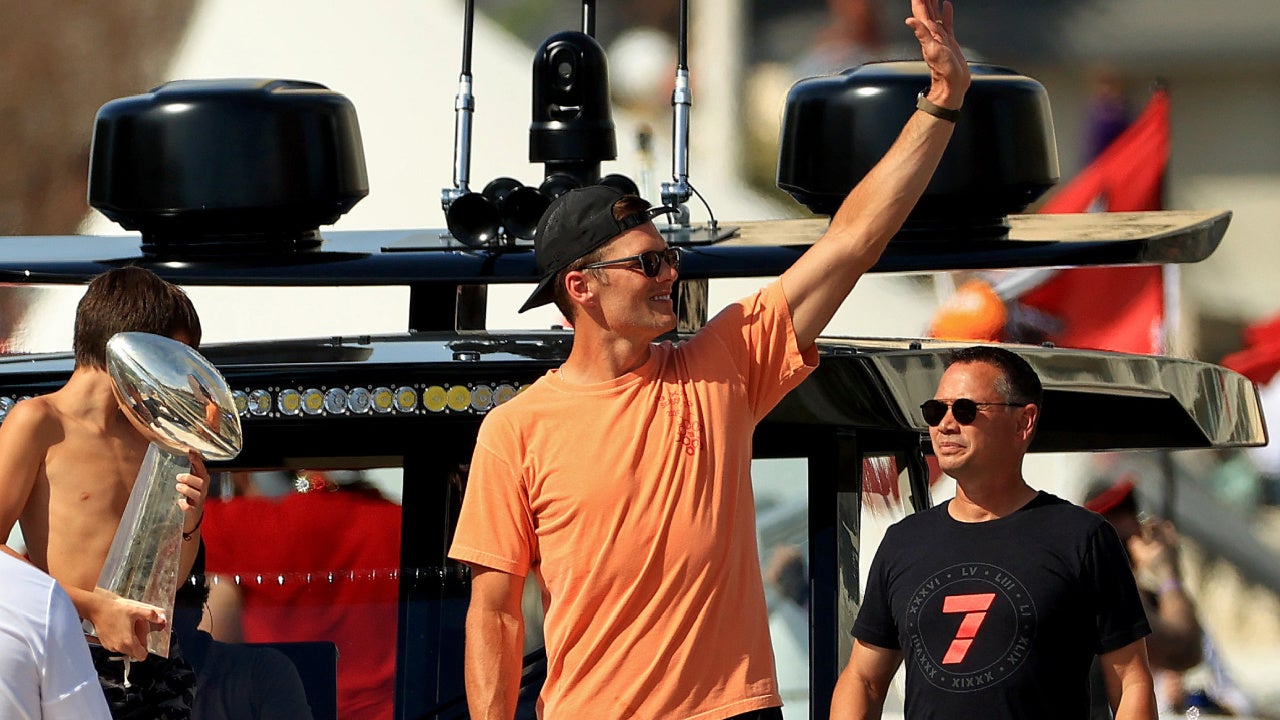 Tom Brady completes Lombardi Trophy pass at Buccaneers boat parade