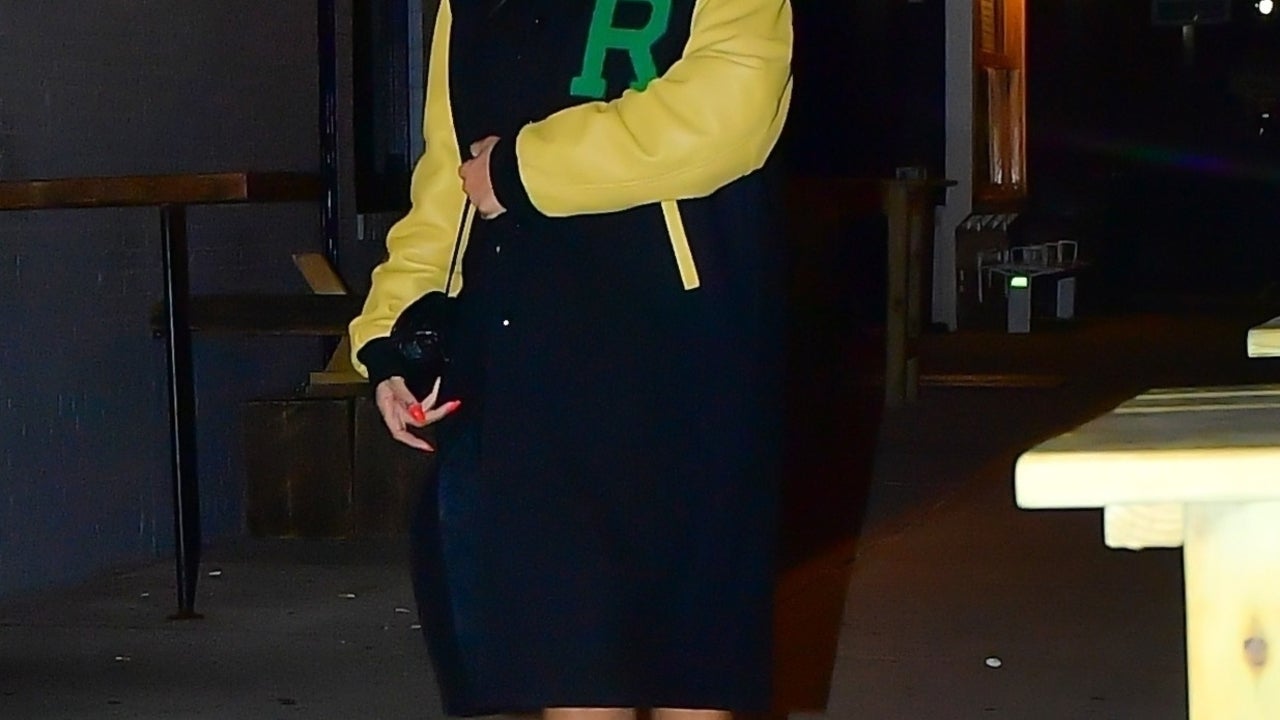 Rihanna returns to her hotel after a busy day out in NYC. #Rihanna