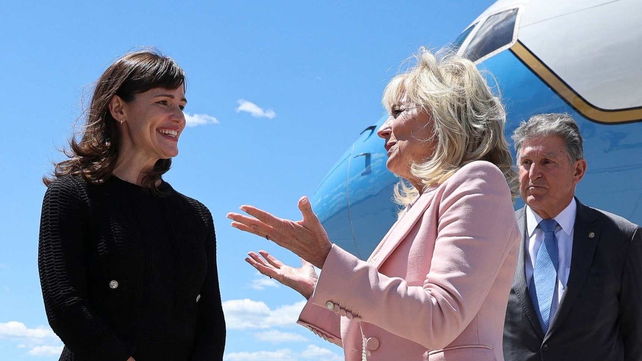 US First Lady Jill Biden greets actress Jennifer Garner(C) in Charleston, West Virginia on May 13, 2021. - First Lady Biden traveled to Charleston, West Virginia to visit a vaccination center.