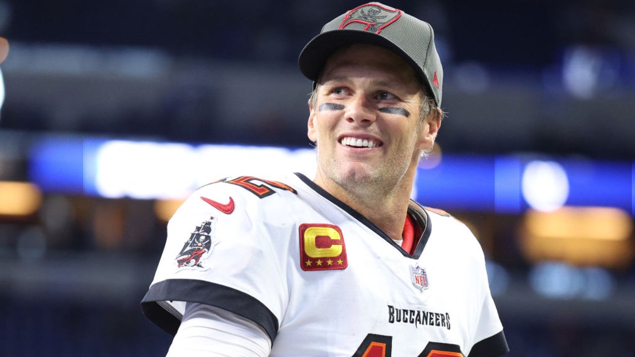 Tom Brady Addresses Masked Singer Rumors Amid Buccaneers Return - E! Online