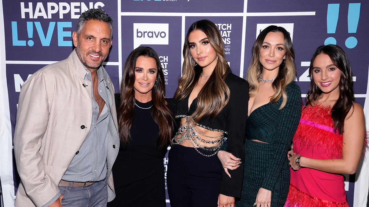 Kyle Richards, Mauricio Umansky and daughters