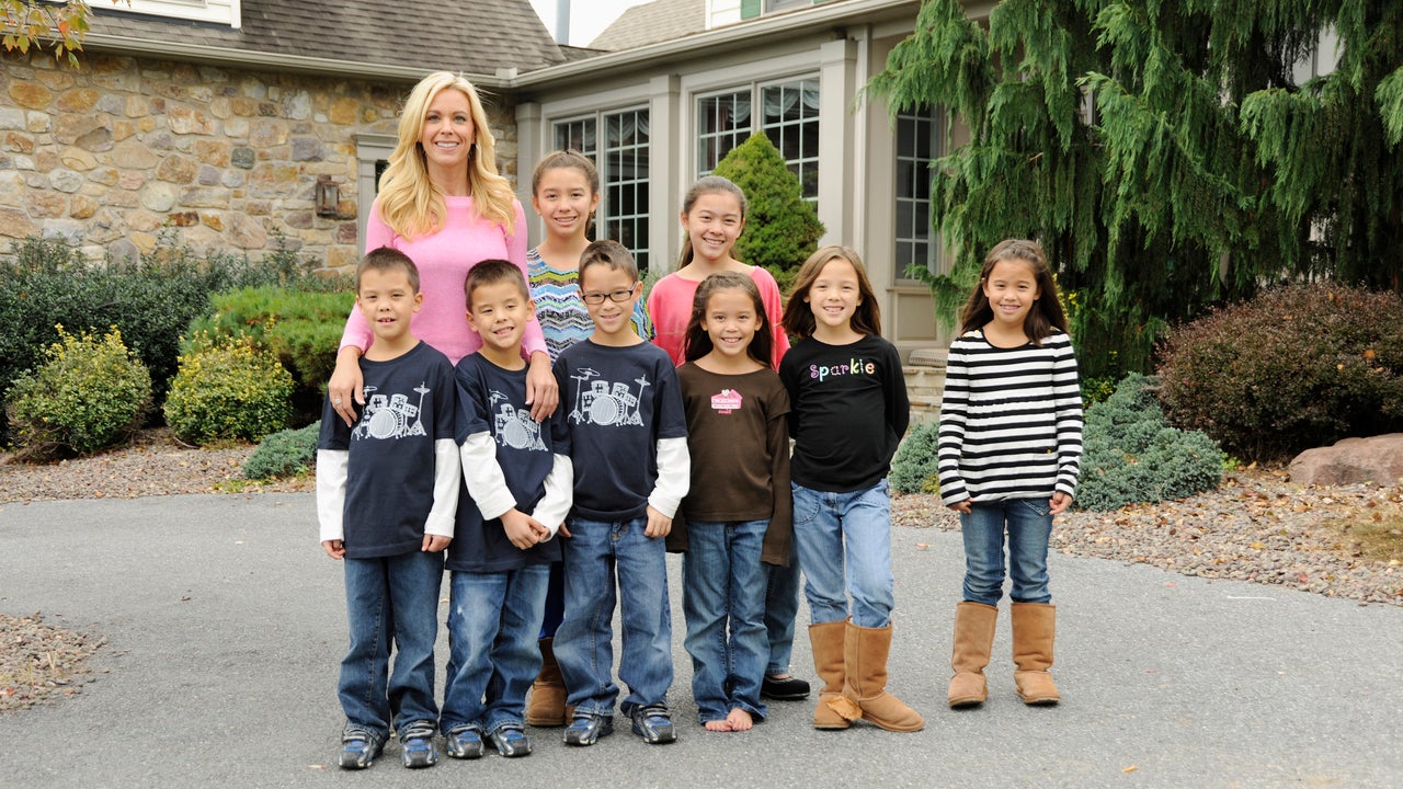 Image for article Kate Gosselin Celebrates Sextuplets Birthday with Rare Pic of Her Kids All Grown Up  Entertainment Tonight