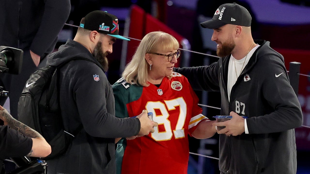 Mother of Travis, Jason Kelce rocks Chiefs-Eagles mashup jersey