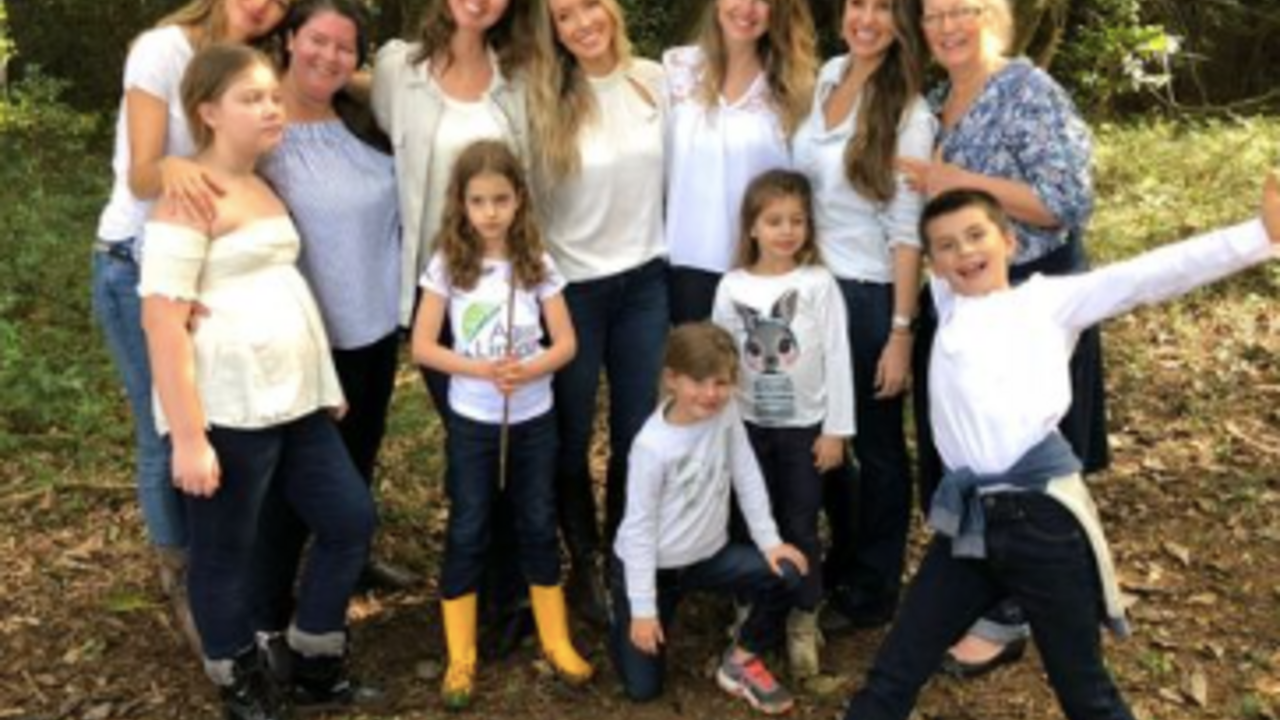 Blended Family Pic! Tom Brady Honors Bridget and Gisele on Mother's Day  [Video]