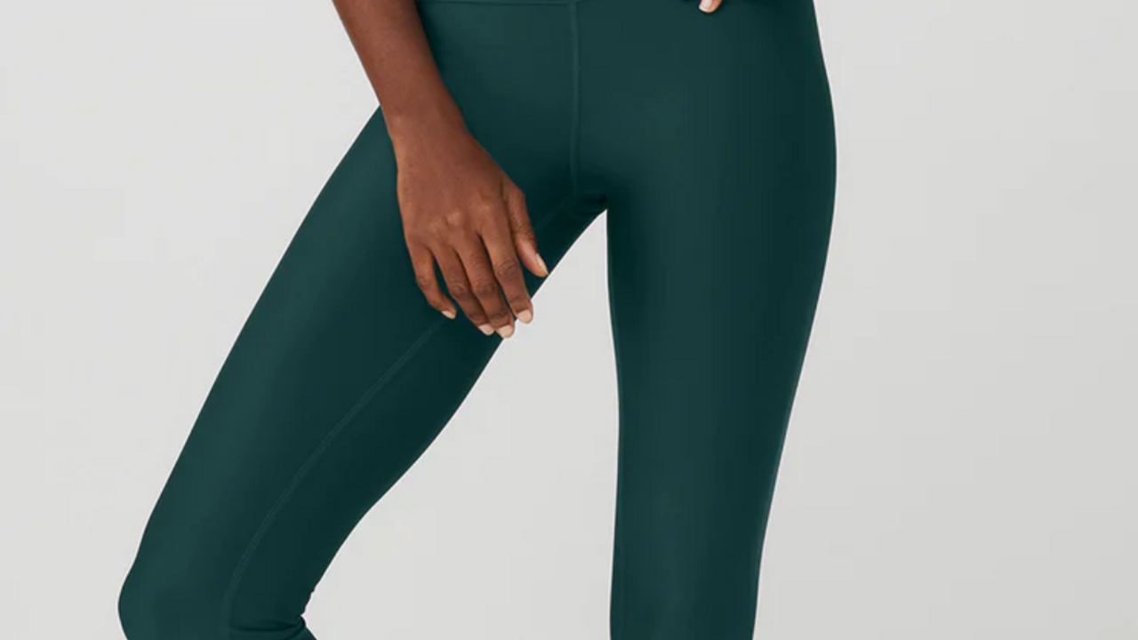 Aloversary 2023: Save 30% On Leggings During Alo Yoga's Biggest Sale of the  Year