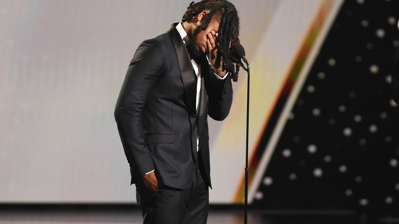 Damar Hamlin breaks down while presenting Pat Tillman Award - Upworthy