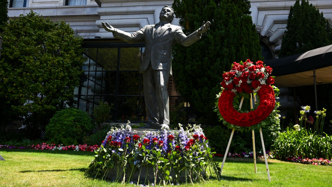 Tony Bennett Remembered By Fans With Memorials Across The Country ...