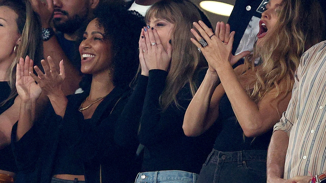 Taylor Swift, Ryan Reynolds, Hugh Jackman Cheer on Chiefs & Travis