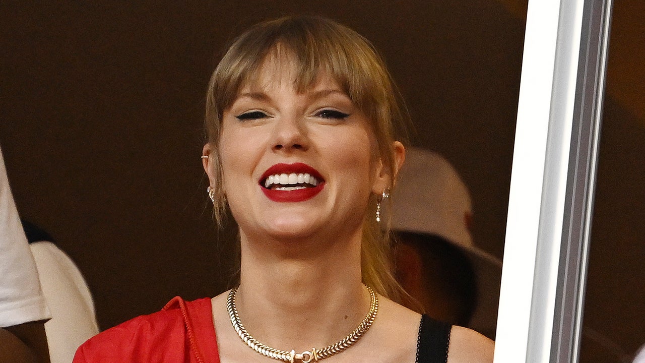 Taylor Swift Cheers On Travis Kelce At His Chiefs Game On Christmas ...