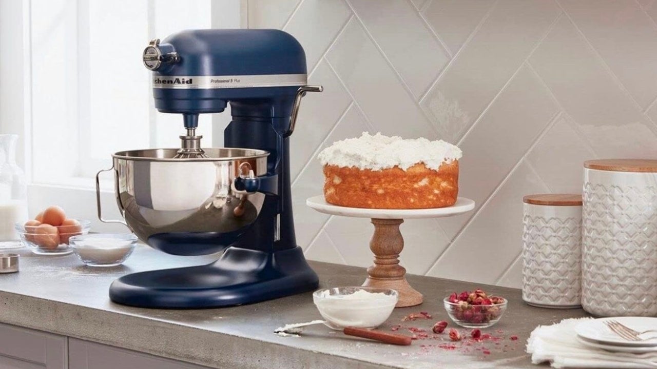 Bake It On Wheels - Time is running out! Giveaway closes this Saturday!  We're giving away a KitchenAid Mixer to kick off the New Year! HOW TO  ENTER: Follow @bakeitonwheels Click the