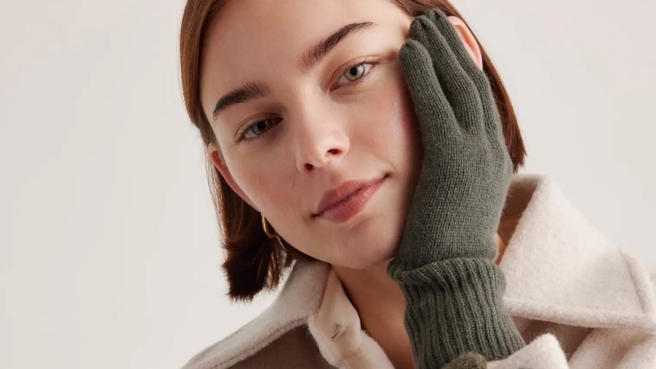 woman wearing winter gloves