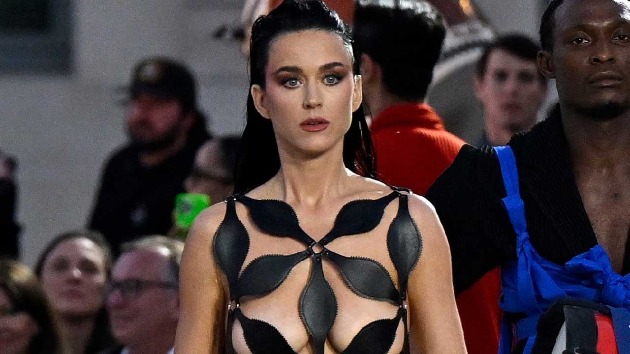 Katy Perry lässt in einem ausgeschnittenen Kleid bei Vogue World: Paris kaum der Fantasie freien Lauf