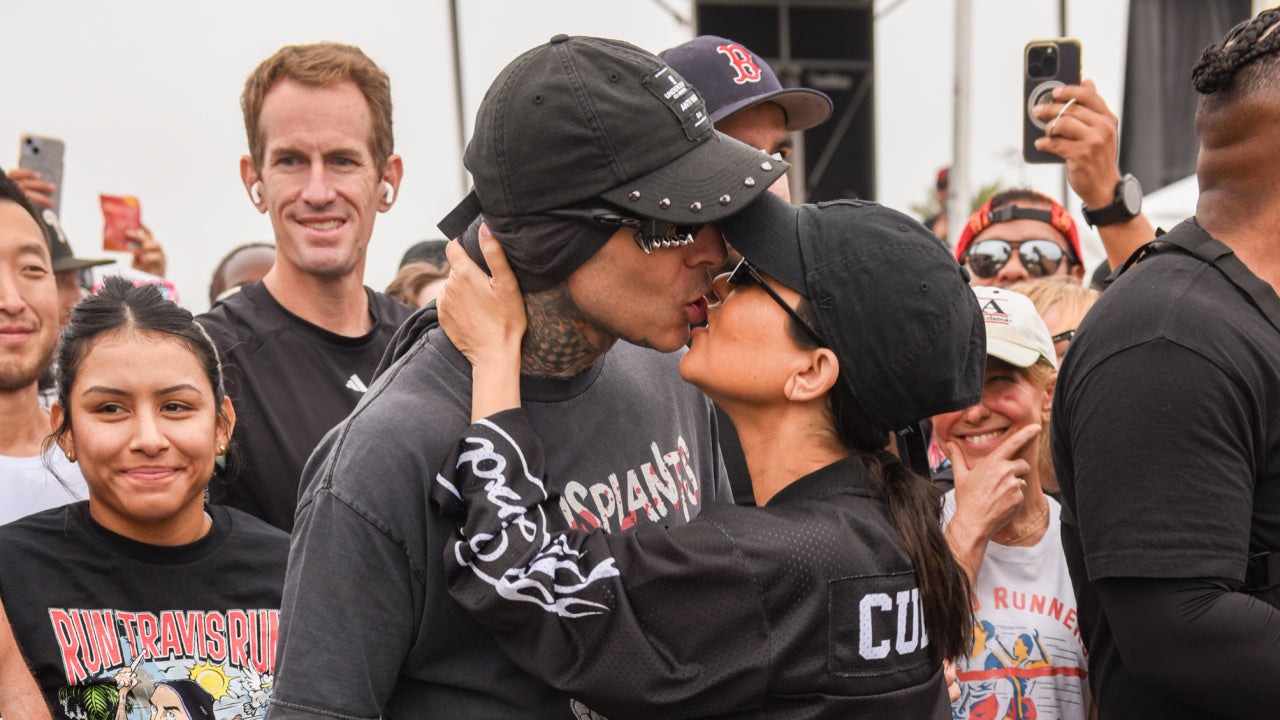 Kourtney Kardashian and Travis Barker Show PDA as She Supports Him at ...