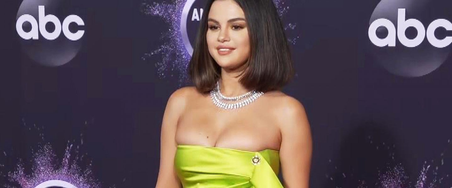 2019 AMAs: Watch Selena Gomez Arrive in Chartreuse Mini Dress