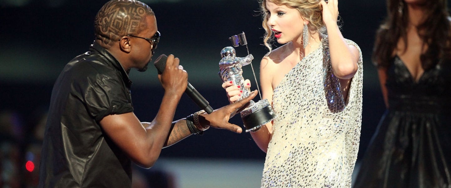 kanye west and taylor swift onstage mtv vmas 2009