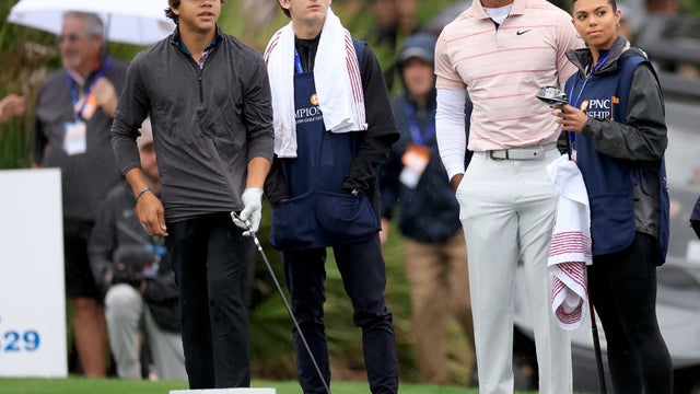 Tiger Woods' 16-Year-Old Daughter Sam Caddies for Him at PNC Championship  in Orlando: Watch