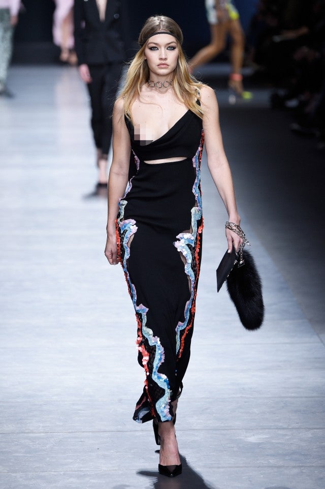 Gigi Hadid Suffers Nsfw Wardrobe Malfunction At Milan Fashion Week 