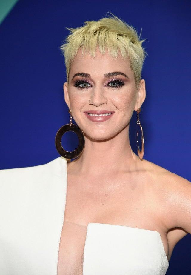 Katy Perry Wows in White at MTV VMAs, Confirms She's Performing 'Swish ...