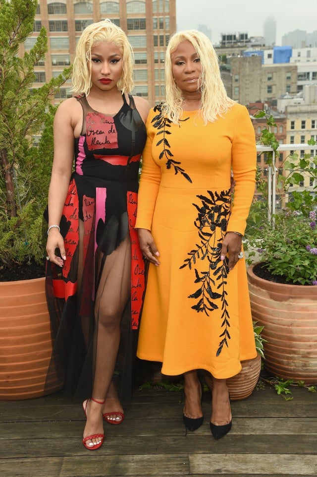 Nicki Minaj Sits Front Row With Her Mom at Oscar de la ...