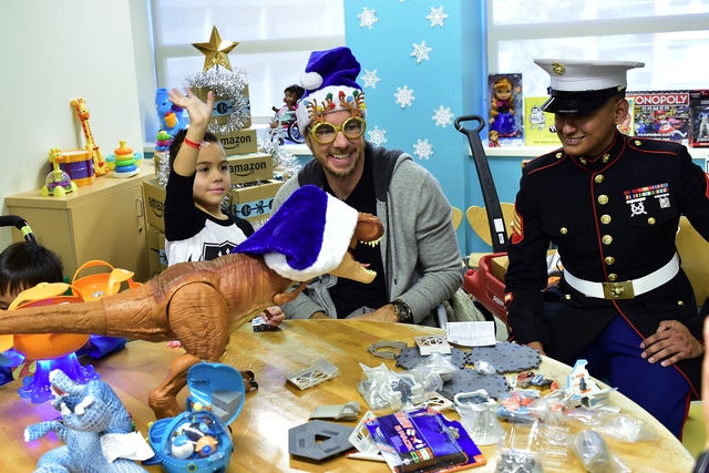 Dax Shepard at Children's Hospital Los Angeles