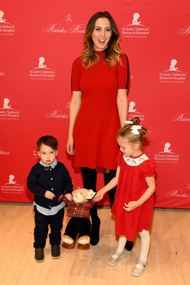 Eva Amurri Martino with kids at st jude's holiday party