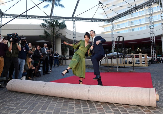 Sandra Oh and Andy Samberg at golden globes red carpet rollout