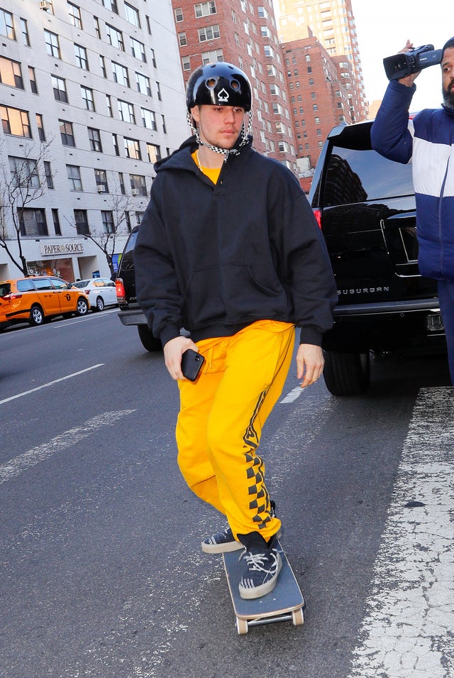 Justin Bieber skateboarding in nyc