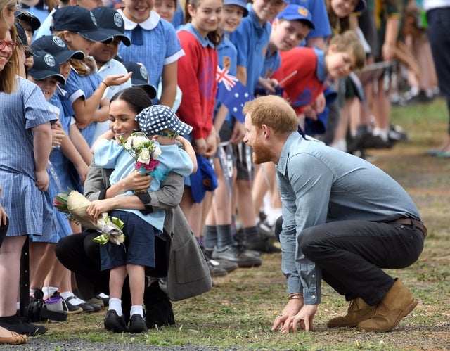 Meghan and Harry arrive at Dubbo Airport