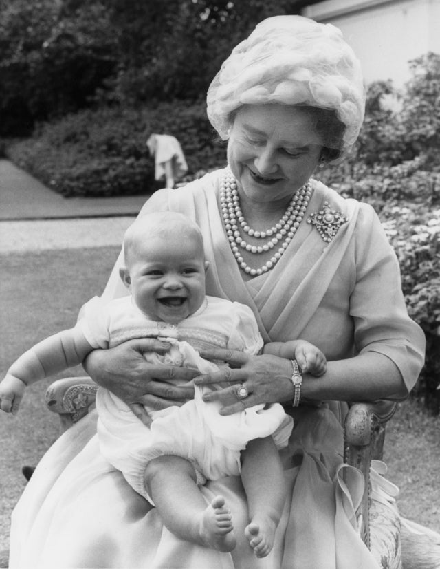 Prince Andrew and Queen Elizabeth I in 1960