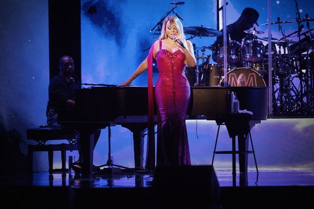 Mariah Carey kicks off caution world tour