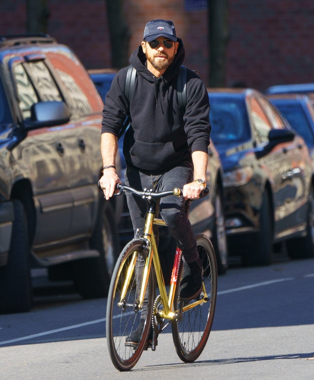 Justin Theroux on bike in nyc