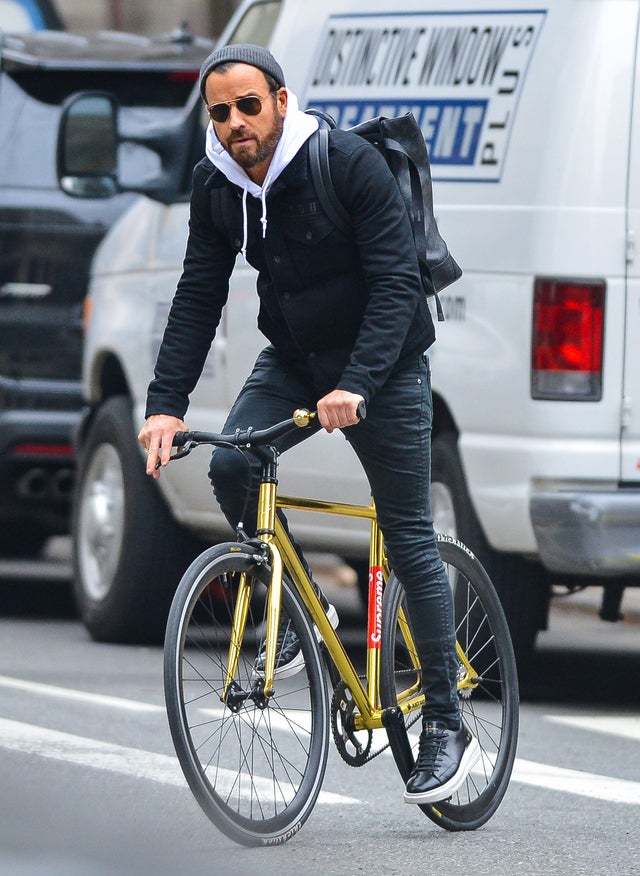 Justin Theroux on bike in nyc