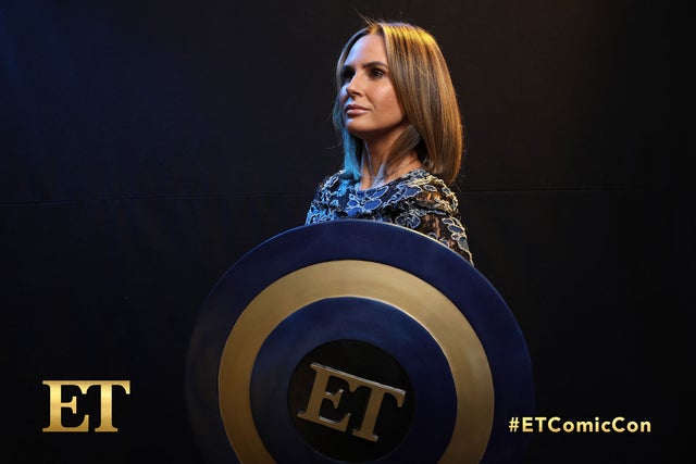 Keltie Knight at et comiccon booth