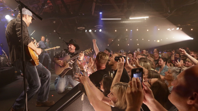 Garth Brooks first dive bar show