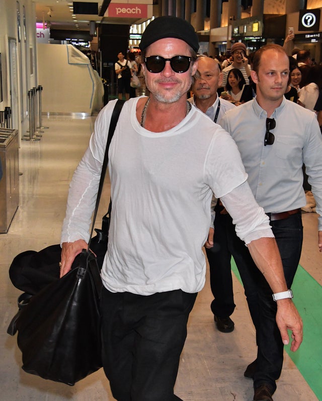 brad pitt airport japan