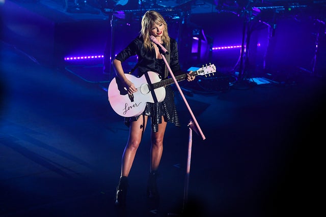 taylor swift performs in france