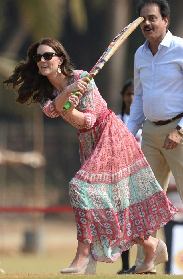 Kate Middleton Visits a Mosque in Pakistan Weeks After Meghan Markle’s ...