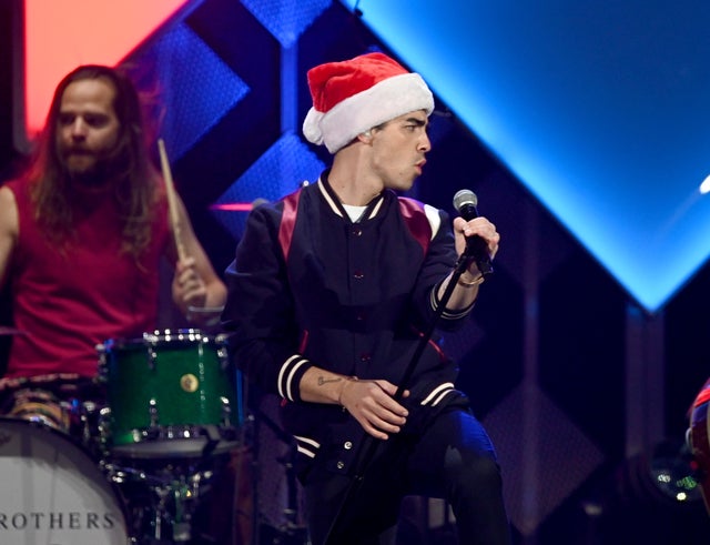 joe jonas in santa hat in chicago for jingle ball