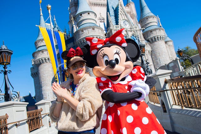 drew barrymore and minnie mouse at walt disney world