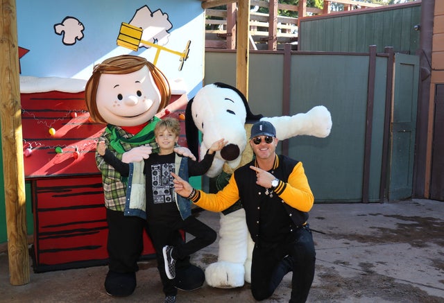 Robin Thicke and son at Knott's Berry Farm