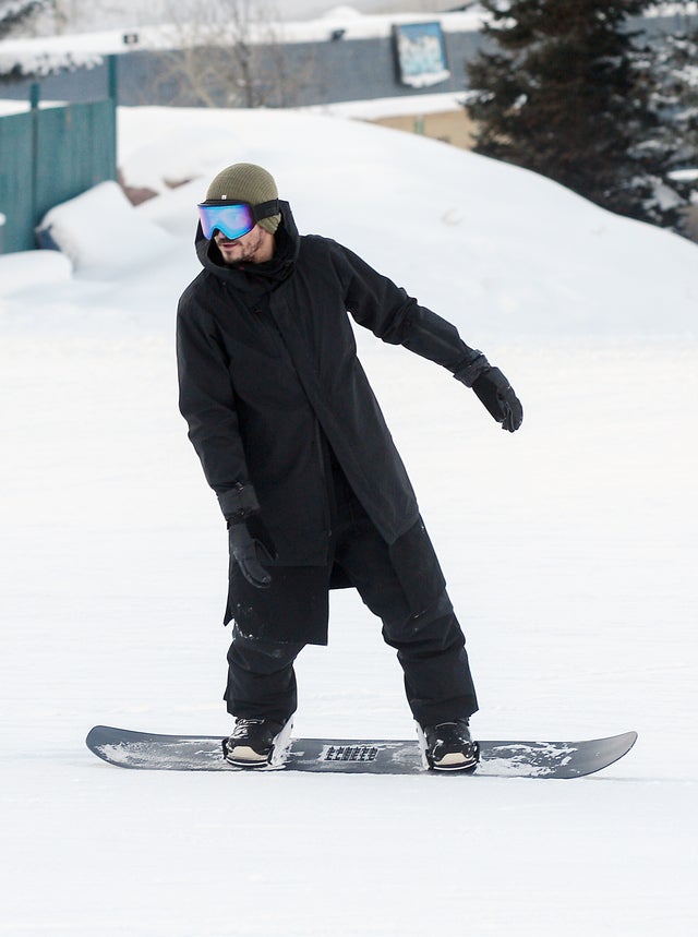 Orlando Bloom skiing in aspen