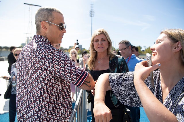 Robbie Williams greets fans with elbows in australia