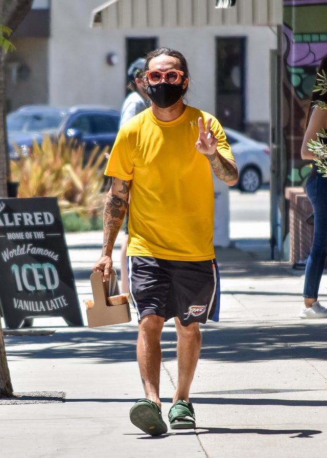 Pete Wentz gets coffee