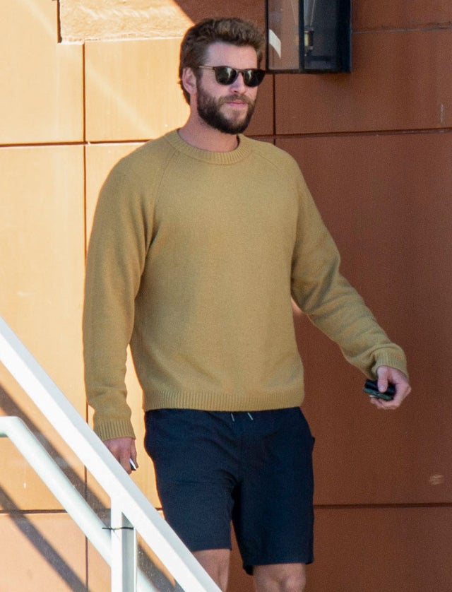 liam hemsworth gets lunch in byron bay