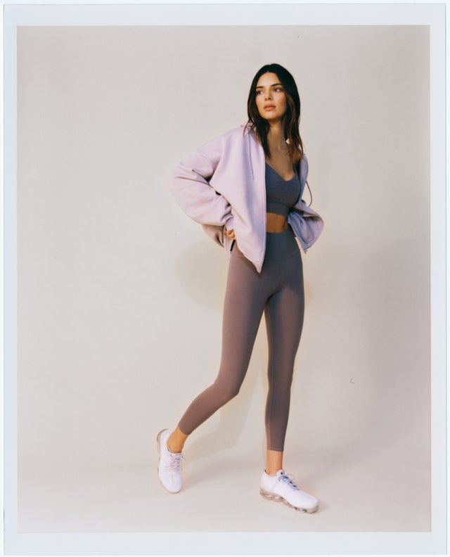 Alessandra Ambrosio - Purple High-Waist Airbrush Legging - Alo Yoga   Outfits with leggings, Purple leggings outfit, Light leggings outfit