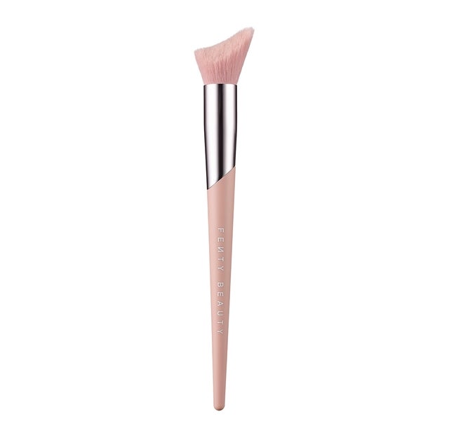 Fenty Beauty by Rihanna Cheek-Hugging Highlight Brush 120