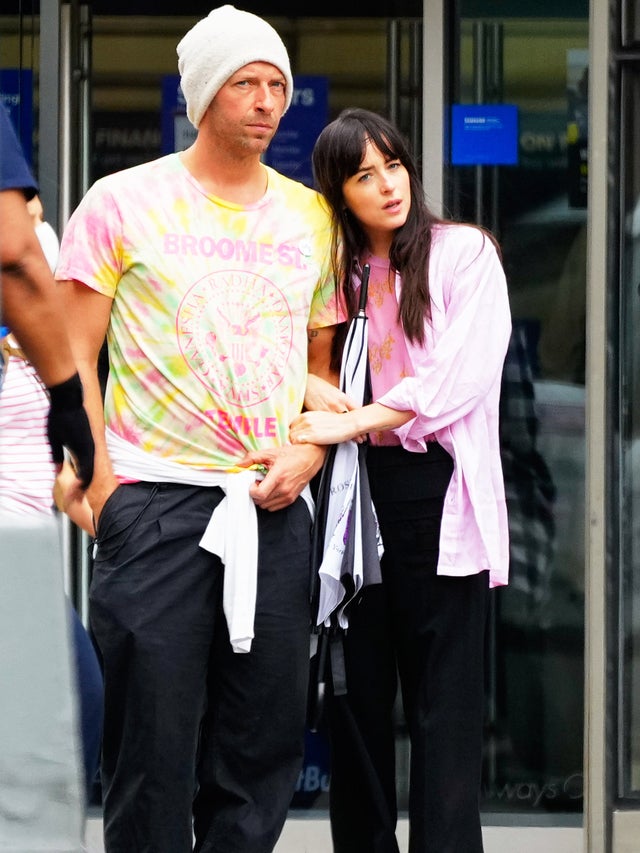 Chris Martin và Dakota Johnson